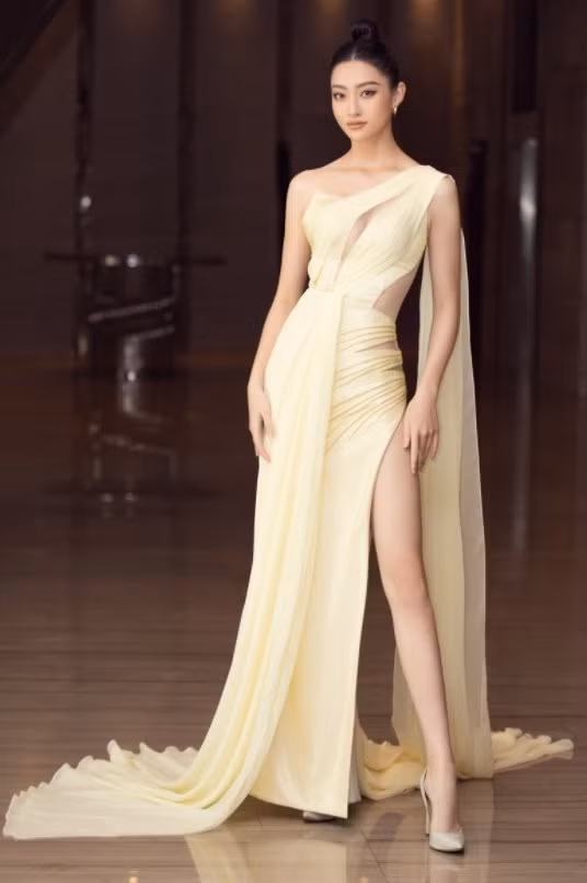 Ngoài những đường cut-out táo bạo, chiếc đầm của nàng hậu không thể thiếu chi tiết xẻ cao tít.