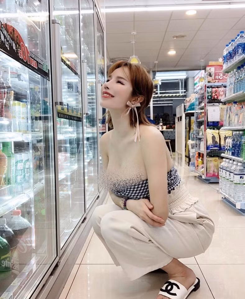 Hot girl này còn là người mẫu nội y đình đám tại thị trường châu Á cho những mẫu đồ lót do chính cô thiết kế. Yui Xin mặc áo quây trễ nải khoe vòng 1 lớn khi đi siêu thị, thu hút mọi ánh nhìn.