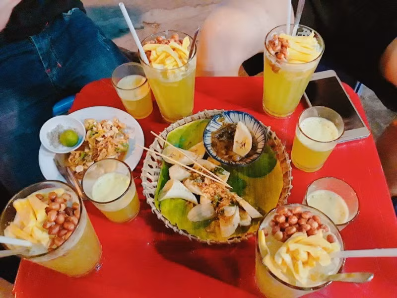 Nước mía Mỹ Tho đã trở thành món đặc sản Tiền Giang và được cả nước biết đến. Không giống như những ly nước mía mà ta thường thấy ở đa số chỗ khác, nước mía Mỹ Tho có phần khác, thậm chí là đặc biệt hơn rất nhiều. Chúng được người dân nơi đây sáng tạo và biến tấu để tăng thêm sự lựa chọn cho mọi người.