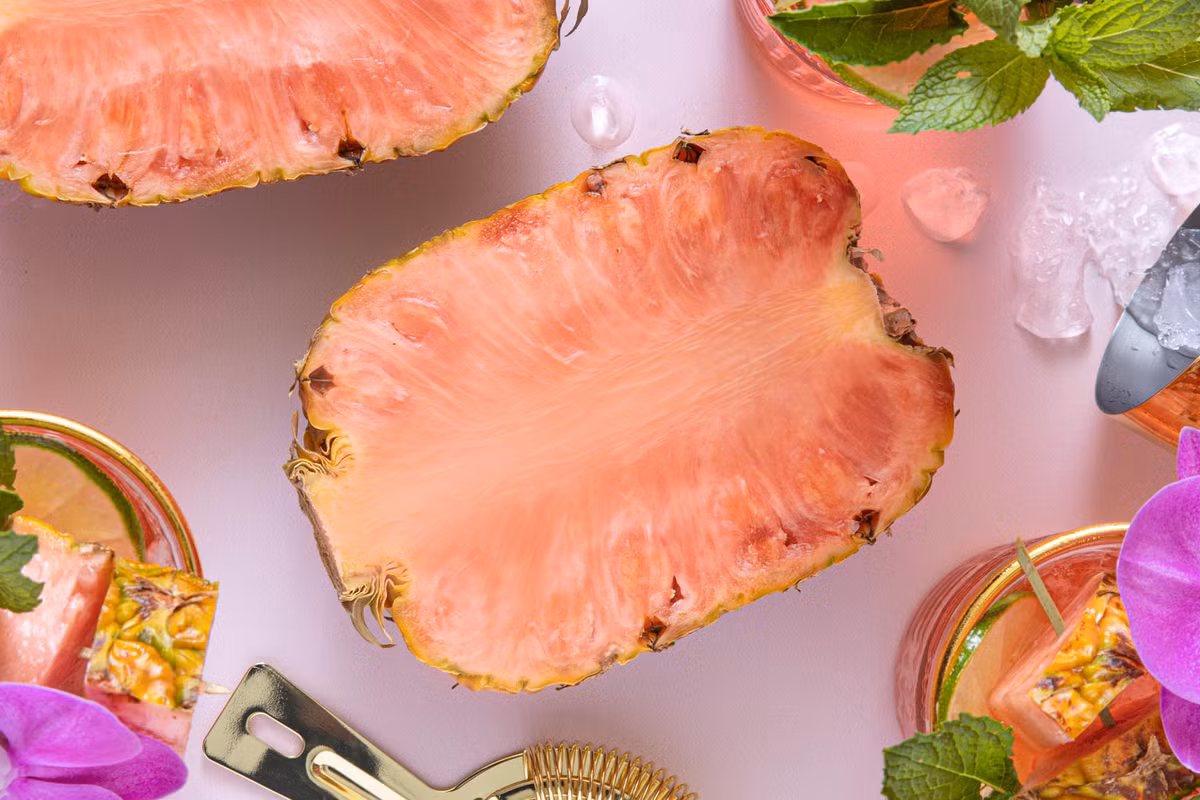 Mất khoảng 20-24 tháng để thu hoạch một lứa dứa hồng, cho số lượng hạn chế. Dứa được trồng trong một trang trại thuộc vùng Nam Trung Bộ của Costa Rica, nơi có đất núi lửa màu mỡ, khí hậu nhiệt đới hoàn hảo và đặc biệt là đất không chứa carbon.