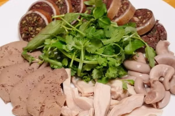 Nội tạng động vật: Các món ăn từ nội tạng động vật sẽ khiến trẻ dễ bị béo phì, tăng cân và mắc các bệnh như mỡ nhiễm máu, gan nhiễm mỡ..., đồng thời cũng tạo nên hiện tượng dậy thì sớm ở trẻ.