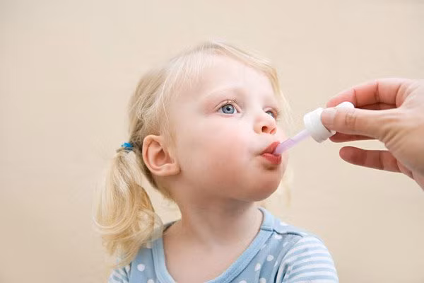 Lạm dụng thuốc bổ: Nhiều cha mẹ thường tự mua thuốc bổ dạng vitamin tổng hợp cho trẻ uống, thậm chí để trẻ nhanh khỏi ốm và khỏe mạnh, có một số bà mẹ lại dùng thuốc bắc, nhân sâm, gà tần… cho trẻ dùng. Tuy nhiên, điều này sẽ làm cơ thể của trẻ thay đổi quá trình bài tiết, gây ra hiện tượng dậy thì sớm.