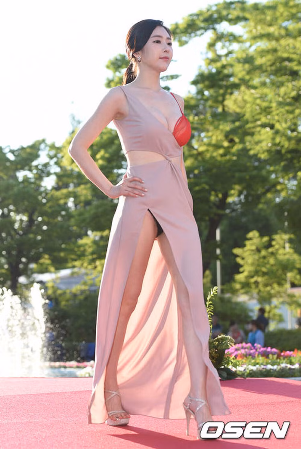 Bộ đầm xẻ chân quá cao khiến Kim Yoo Yeon bị hớ hênh, lộ nội y sỗ sàng trên thảm đỏ. Ảnh: Internet.