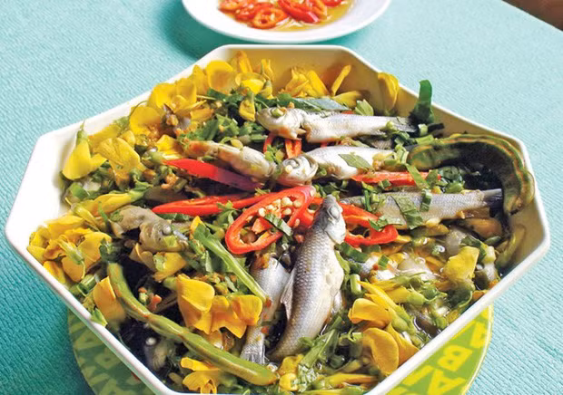 Nét hấp dẫn nhất của món ăn này là khi kết hợp cá linh nấu cùng bông súng hay bông điên điển, dường như tất cả mọi thức quà quý của mùa lũ đã được tận dụng đủ đầy. Cá linh cỡ bằng ngón tay được làm sạch, nấu mềm cùng với gia vị và rau. Khi ăn cứ việc cắn trọn con cá mềm mại, beo béo có chút đắng bùi từ túi mật mà tận hưởng sự giao hòa hương vị.