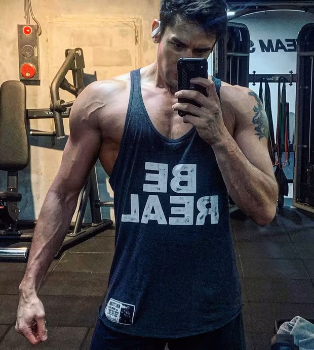 So với lần xuất hiện trong bộ phim nổi tiếng 10 năm trước, Julien Kang lột xác bằng thân hình vạm vỡ, bụng 6 múi cùng cơ bắp cuồn cuộn. Ngoài công việc, anh dành phần lớn thời gian ở phòng gym.