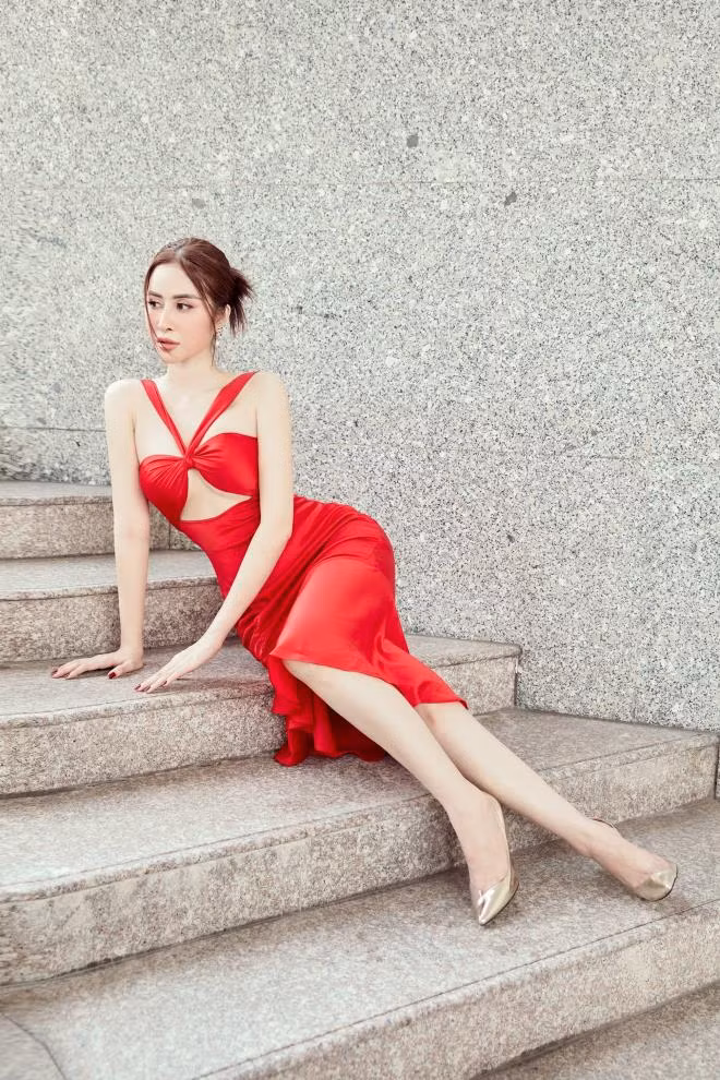 Trong bộ ảnh theo phong cách street style, Phan Ngọc Hân khoe vẻ ngọt ngào, quyến rũ và kiêu sa khi mặc những bộ váy bắt mắt, cực sexy.
