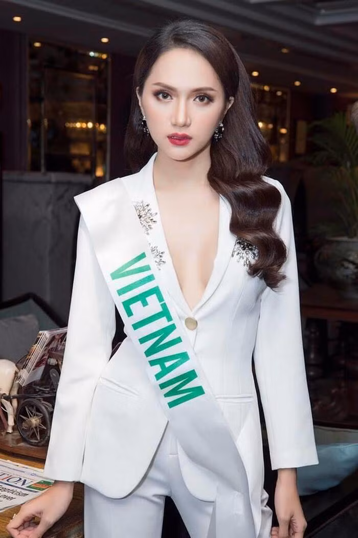 Diện vest không nội y, Hoa hậu Hương Giang khiến fan khen nức nở vì vẻ ngoài thanh lịch và vô cùng gợi cảm. 