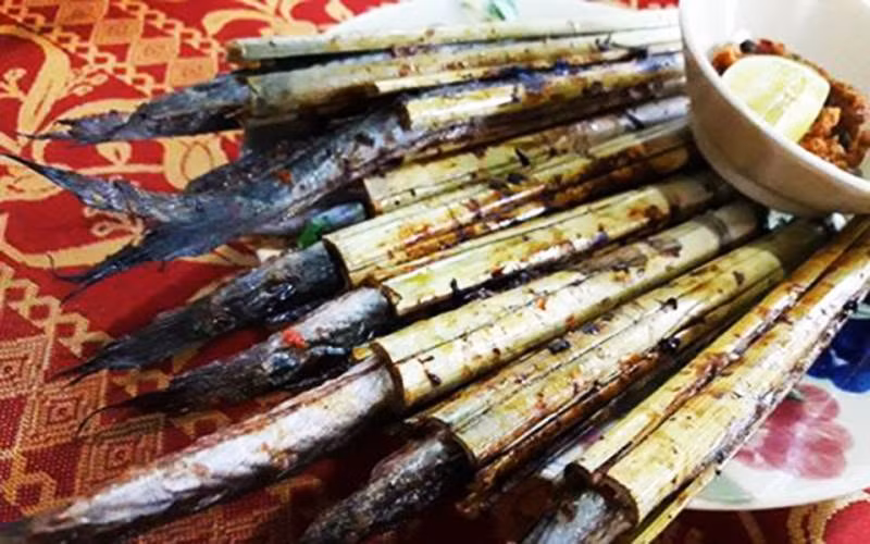 Tuy nhiên, để món ăn thêm phần phong phú, cá kèo nướng ống sậy có thể dùng để cuốn bánh tráng với bún, thêm ít rau thơm, cải, chuối xanh…