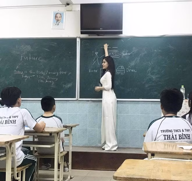 Thanh Nhàn được cộng đồng mạng biết đến đông đảo thông qua những hình ảnh dịu dàng, cuốn hút trong tà áo dài trên bục giảng.