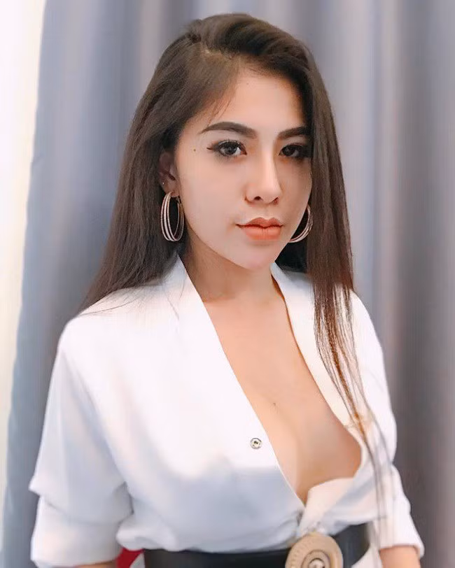 Với ngoại hình khá "phồn thực", Thanh Nhàn không ngại khoác lên mình những trang phục gợi cảm cắt xẻ mạnh tay.