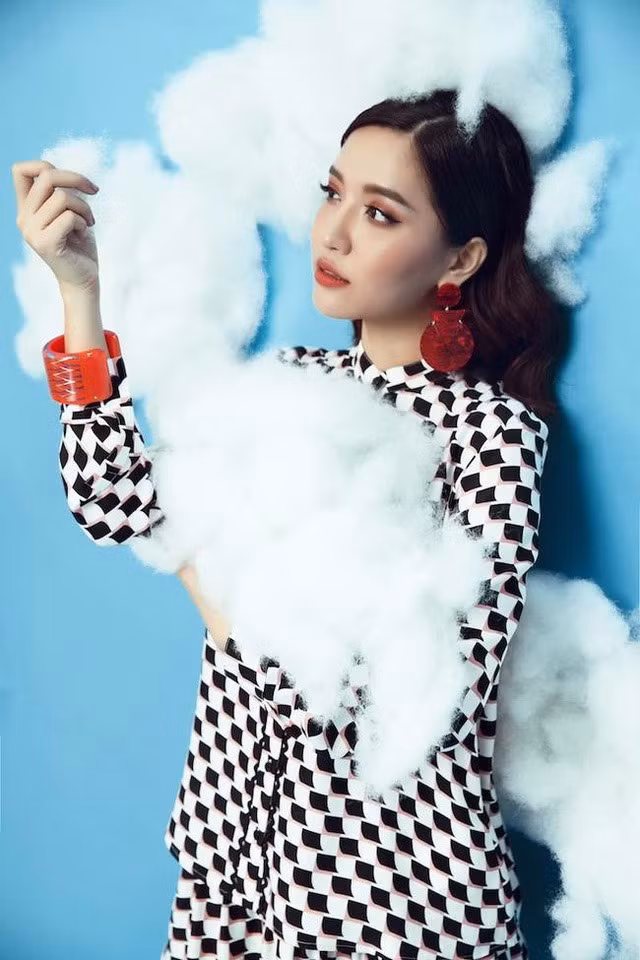 Ca sĩ Bích Phương chọn cho mình thiết kế kẻ caro sắc sảo của Kenzo.