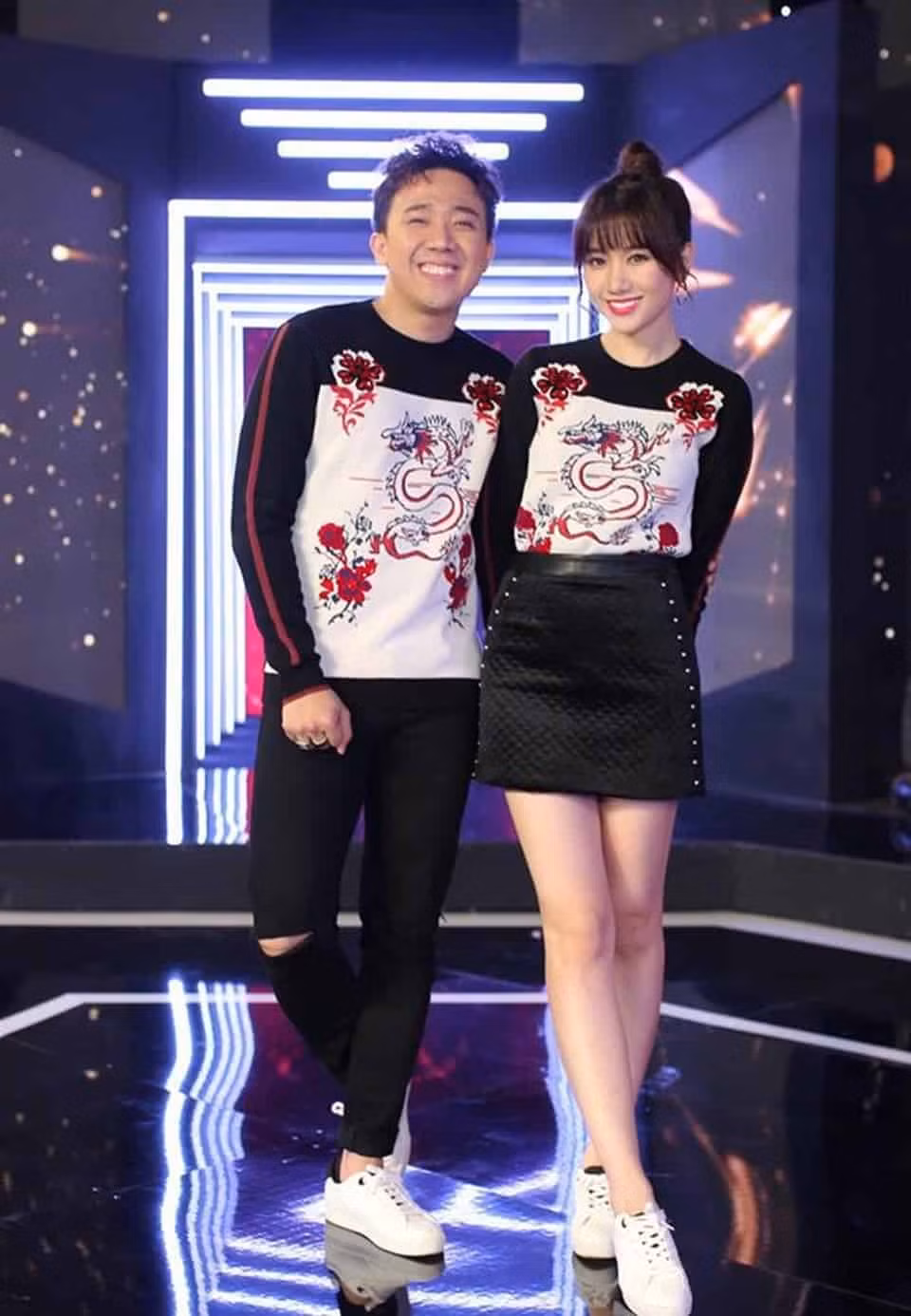 Vợ chồng Trấn Thành – Hari Won cũng lựa chọn trang phục Kenzo họa tiết rồng cá tính trong một game show truyền hình. Ảnh: Internet.