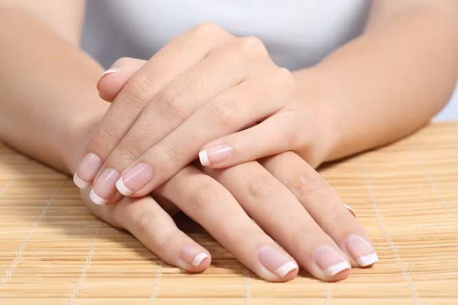 Làm móng kiểu Pháp: Một vài năm trước, kiểu móng đơn giản từ năm 2000 này ít được các tín đồ thời trang ưa chuộng. Tuy nhiên năm nay, móng kiểu Pháp đã lên ngôi và chiếm trọn cảm tình của rất nhiều chị em phụ nữ.