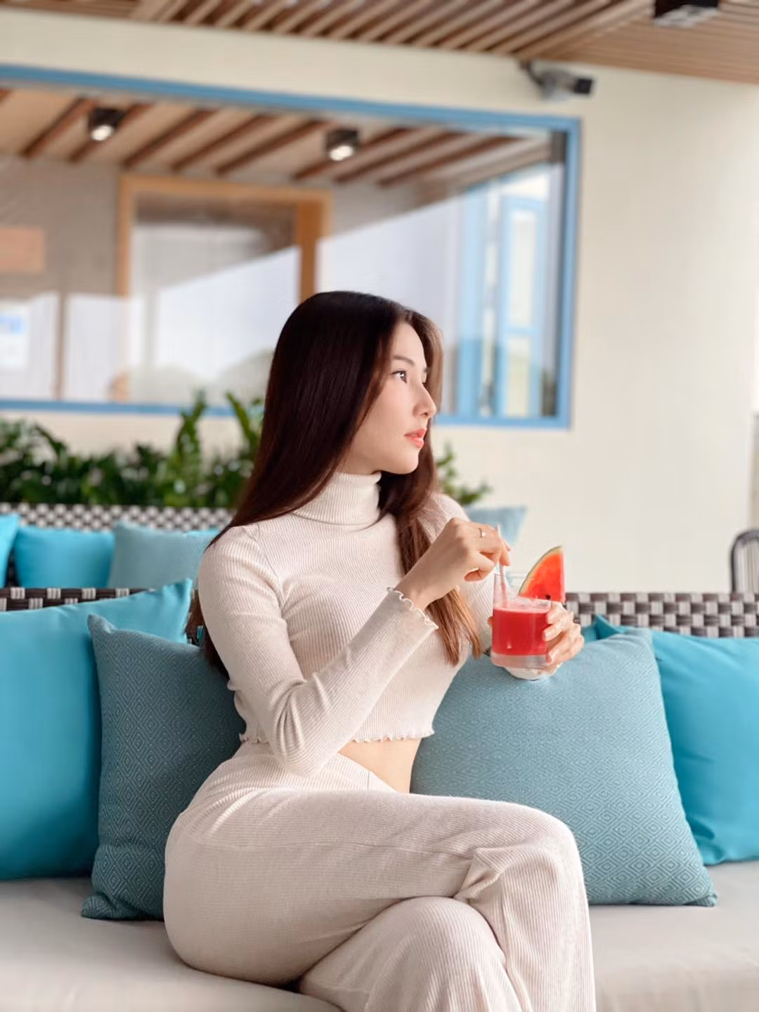 Khi được hỏi chìa khóa nhan sắc của cô là gì, Diễm My cho biết, ngoài việc tập luyện chăm chỉ, chế độ ăn nghiêm ngặt, đắp mặt nạ thường xuyên thì “uống sinh tố” chính là câu trả lời cho làn da và vóc dáng của mình. Cô uống sinh tố thường xuyên, các loại nhiều vitamin như cam, bưởi, ổi, lựu…Ảnh: Internet.