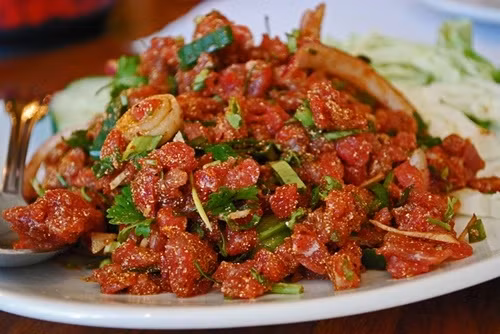 Món Koi Soi, Thái Lan: Koi Soi được ưa chuộng bởi món ăn giữ gần như nguyên vẹn vị ngọt đậm đà của thịt bò sống. Miếng thịt bò tươi được thái thành miếng nhỏ. Chúng được tẩm thêm nước mắm, chanh và gia vị trước khi ăn.