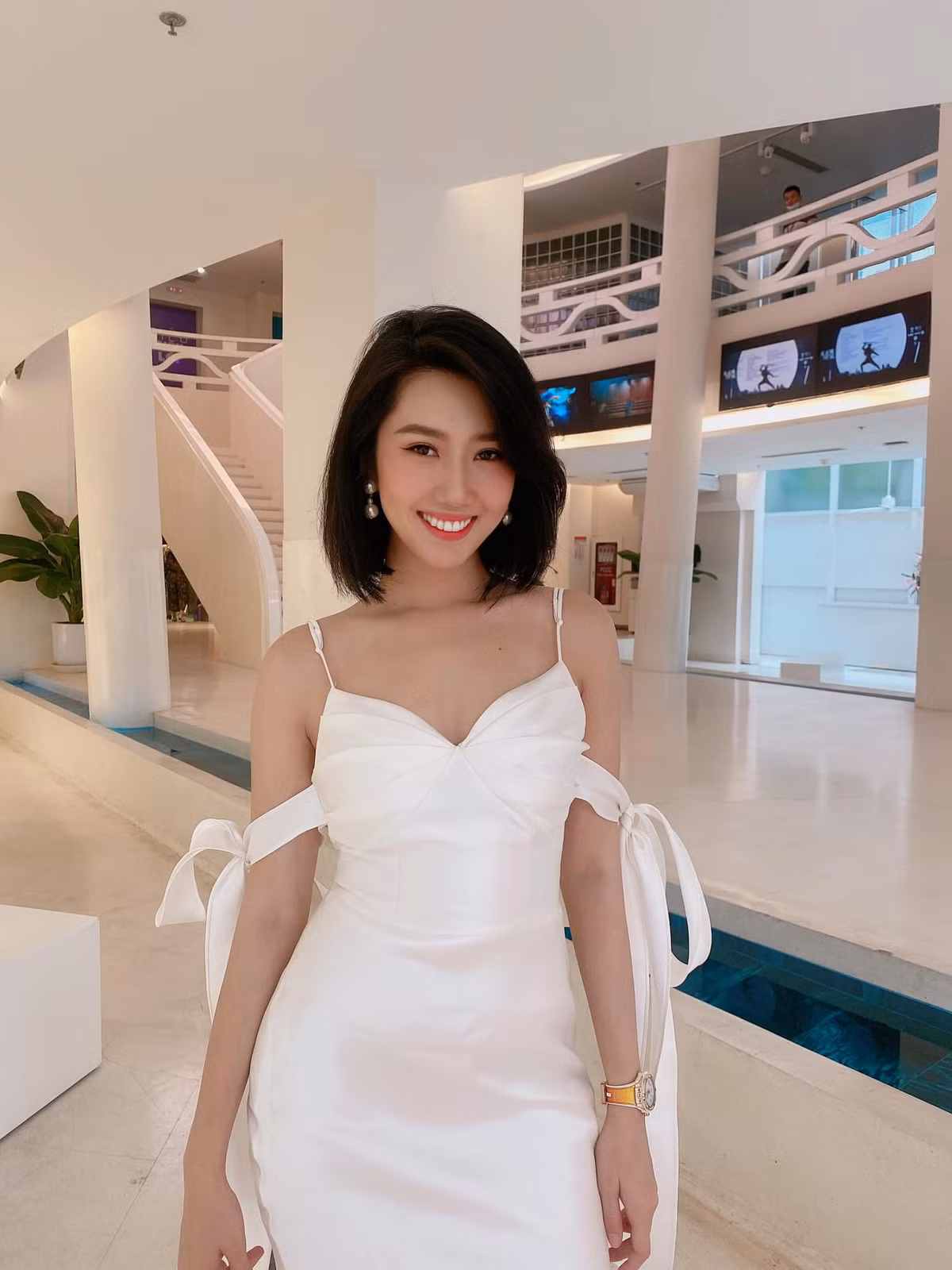 “Sau khi tập là uống 1 ly nước ép ngay để thanh lọc cơ thể, sáng uống 1 ly nước chanh ấm (không bỏ đường)”, nữ diễn viên cho hay.