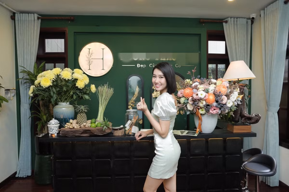 …Hôm nào thèm quá, lỡ ăn 1 tô bún chẳng hạn là hôm sau chỉ ăn salad. Mỗi ngày, tôi đều duy trì tập yoga, cardio, với bóng bosu. Vì lịch đi phim dày đặc nên có thời gian là tranh thủ ngay”, Thúy Ngân nói.