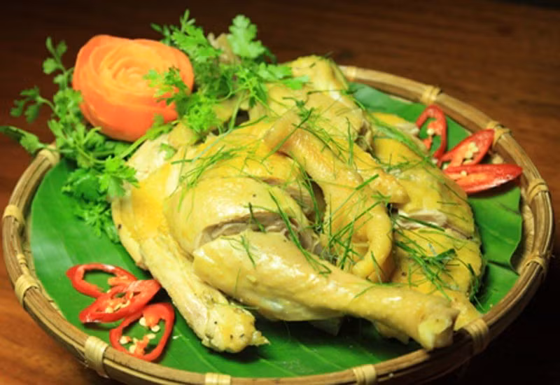 Gà đồi Ba Vì: Với lợi thế có nhiều vùng gò đồi và núi thấp, ở Ba Vì hiện nay có rất nhiều các trang trại nuôi gà đồi. Gà đồi ở Ba Vì được nuôi dưỡng trong điều kiện khí hậu lý tưởng, theo phương pháp chăn thả tự do trong vườn, nên thịt gà chắc, thơm và ngon.
