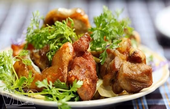 Bê non: Thời điểm hiện tại, nếu lên Ba Vì, bạn sẽ có cơ hội ngắm nhìn hoa dã quỳ tuyệt đẹp. Ngoài ra, bạn còn có cơ hội thưởng thức loạt đặc sản hấp dẫn như bê non. Ba Vì có những trang trại nuôi bò và bê sạch sẽ. Đây chính là nguyên liệu tạo nên món bê thơm ngon bổ dưỡng. Nguyên liệu đơn giản nhưng với sự khéo léo đã tạo nên món ăn tuyệt vời.