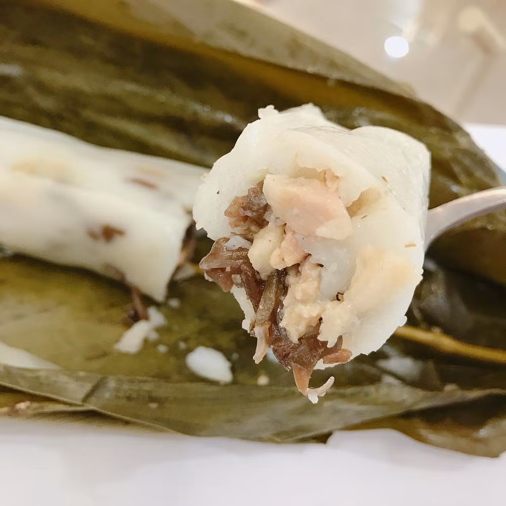 Bánh tẻ làng Phú Nhi là một trong những đặc sản mà bạn không nên bỏ qua. Với phần bánh dẻo mịn, thơm ngậy và nhân đầy ắp thịt, mộc nhĩ, món ăn này còn thích hợp để mua về làm quà. Bánh tẻ ngon hơn khi chấm với nước mắm chanh, ớt.
