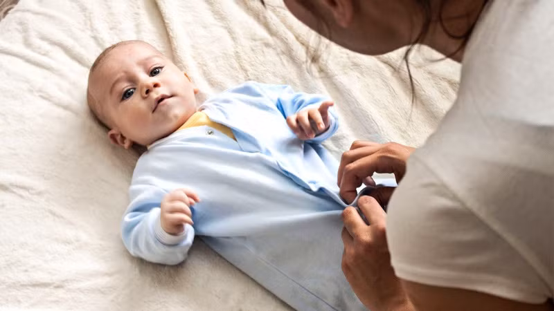 Vì thế khi mặc quần áo cho trẻ cần chú ý mặc trùm qua mông là tốt nhất vì trẻ thường nô đùa, chạy nhảy và để hở phần bụng. Hoặc mẹ cũng có thể mua các sản phẩm quấn bụng cho trẻ khi ngủ. Massage nhẹ nhàng phần bụng và lưng cũng là một cách giữ ấm và còn giảm táo bón, tốt cho dạ dày.
