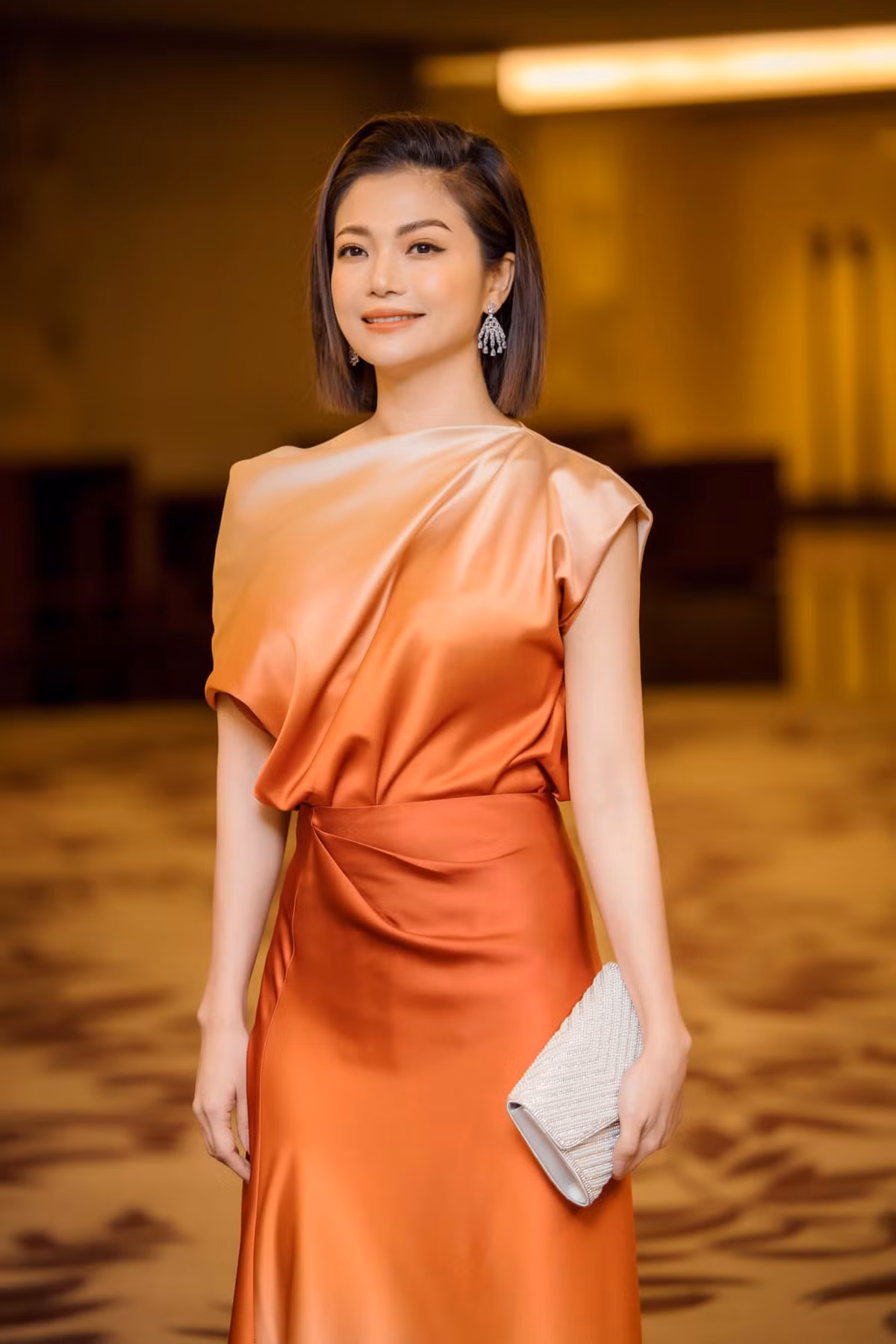 Cô không ngại làm mới bản thân bằng các kiểu tóc, trang phục, trang điểm. 
