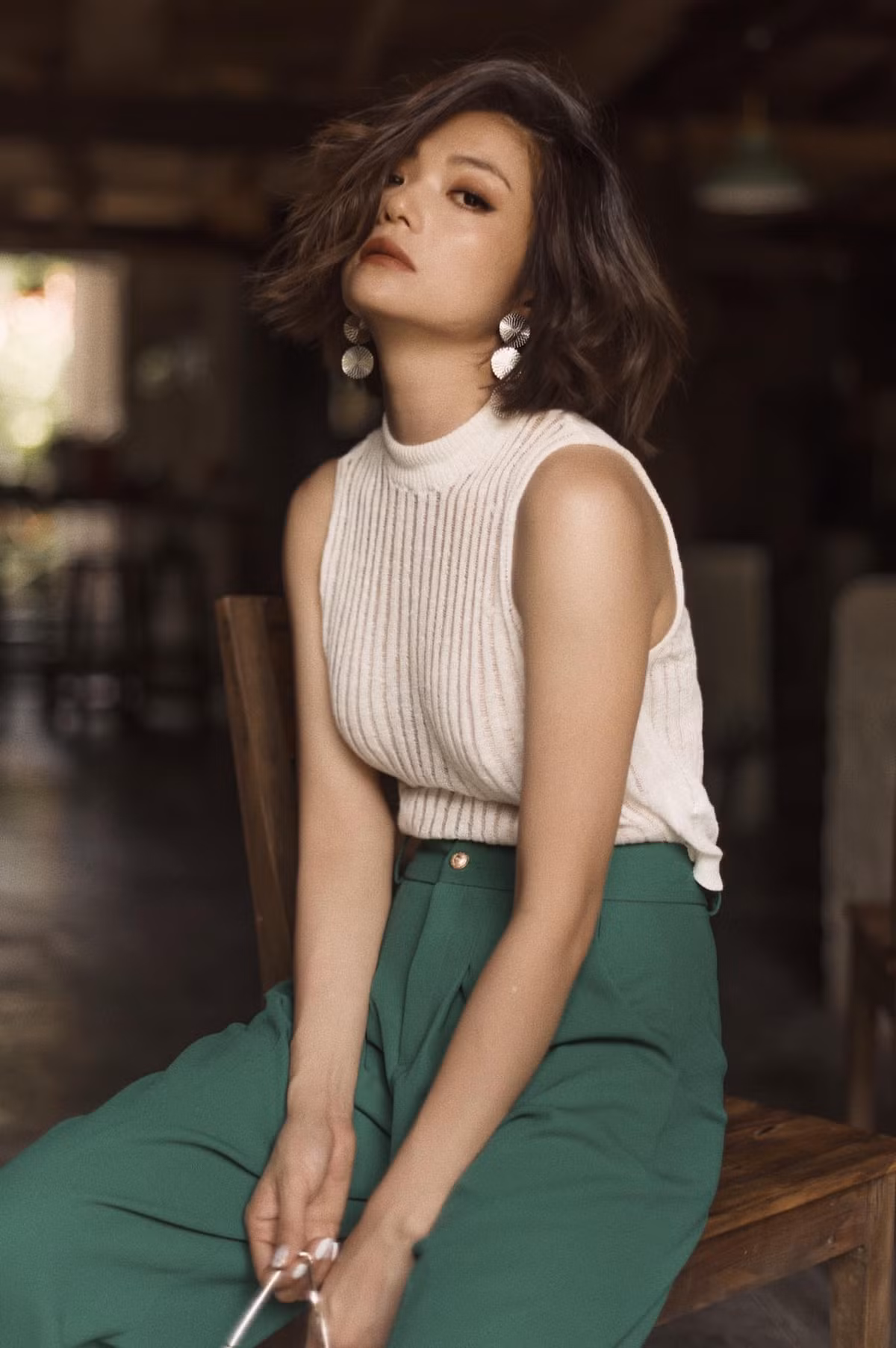 Nữ chính Hồ sơ cá sấu cũng biến hóa đa dạng với nhiều style khác nhau, khi thì gợi cảm, quyến rũ, lúc lại trẻ trung, cá tính.
