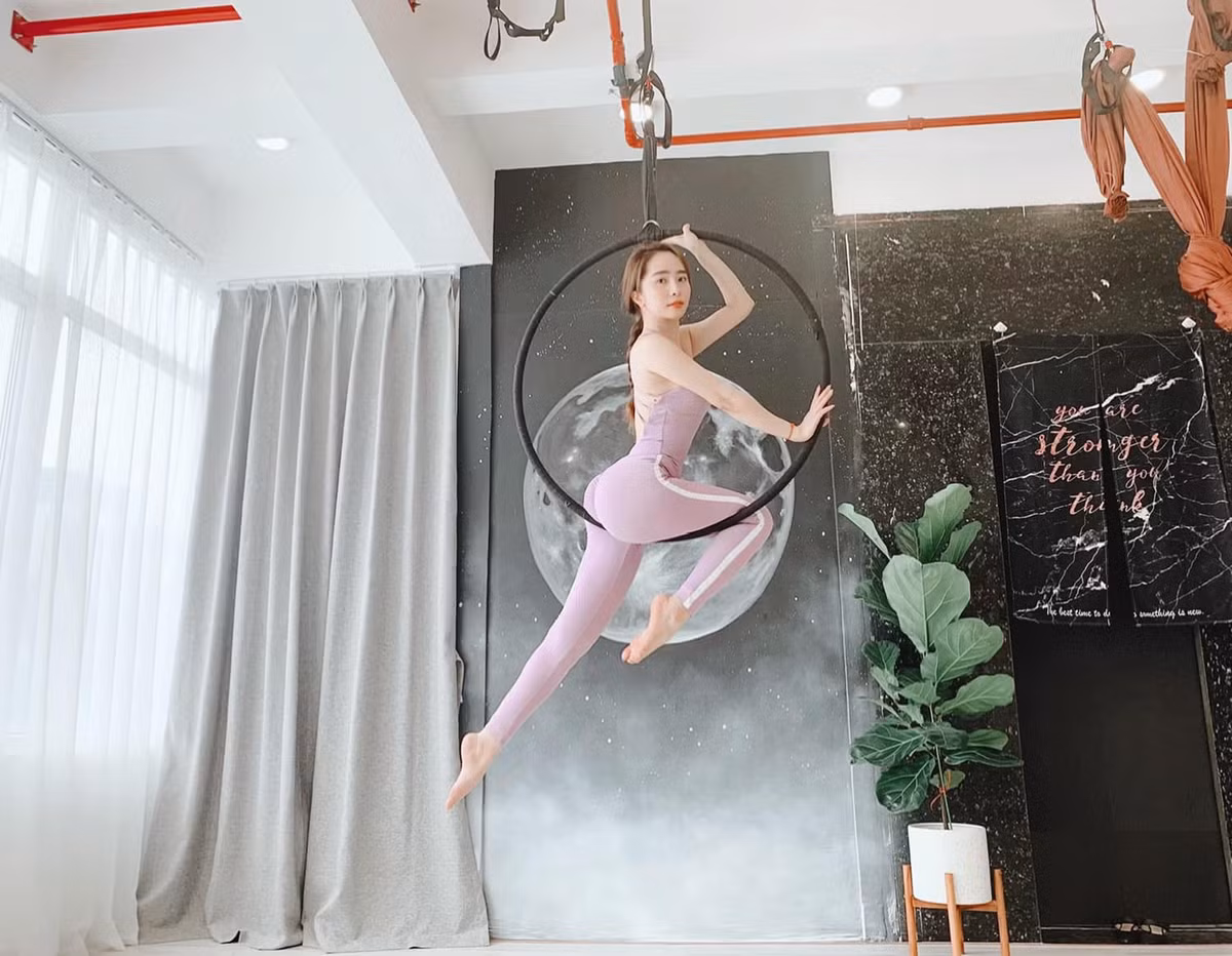 Khác với nhiều mỹ nhân khác, Quỳnh Nga không chỉ tập yoga thông thường mà cô đã trải nghiệm yoga đung đưa trên võng hay còn gọi là yoga bay. Những động tác yoga bay ngoài việc giúp các cơ săn chắc, tăng sức bền và dẻo dai, còn giúp Quỳnh Nga đốt cháy mỡ đáng kể. Ảnh: Internet. 