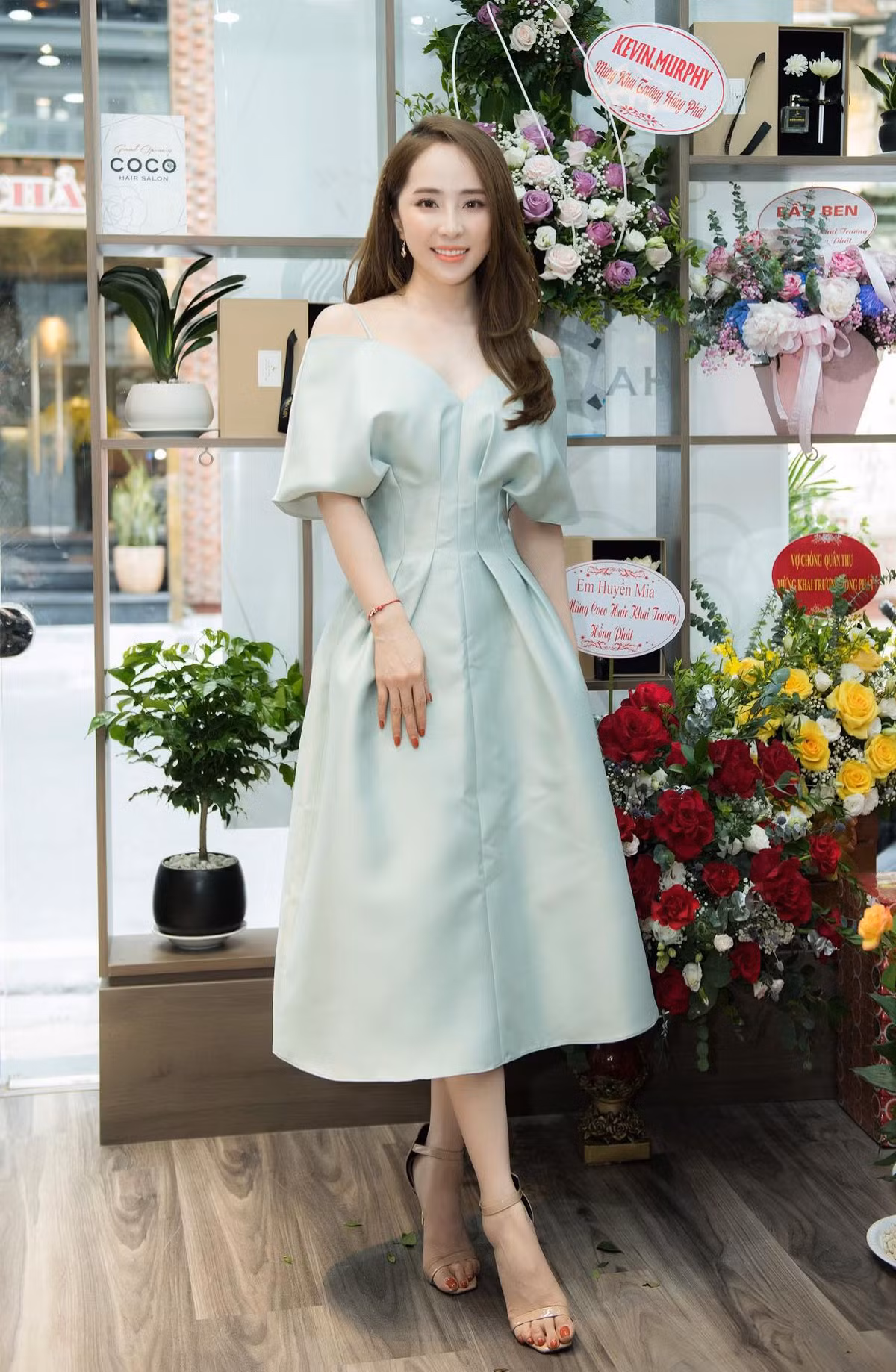 Quỳnh Nga thường chọn bát đĩa nhỏ để giảm lượng thức ăn nạp vào cơ thể. Bữa trưa và bữa tối Quỳnh Nga thường dùng bát đĩa nhỏ, và cố gắng ăn chậm, nhai kỹ. Việc này vừa giúp Quỳnh Nga ăn ít hơn, dễ no, lại tốt cho tiêu hóa, cho dạ dày. Các bữa trưa và tối cô cũng thường ăn nhiều salad, rau xanh.