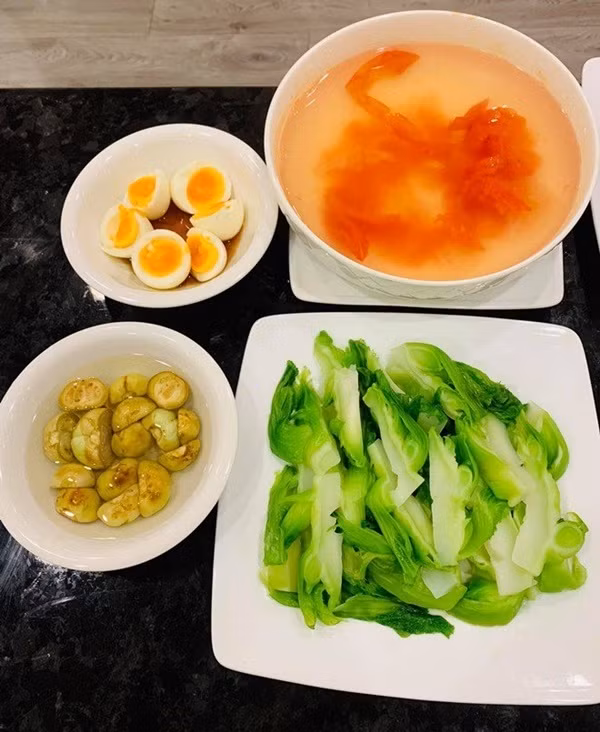 Những mâm cơm đơn giản, đậm chất truyền thống nhưng vô cùng ngon mắt của Lã Thanh Huyền được dân tình khen ngợi hết lời.