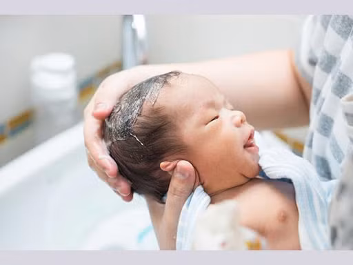 Thời tiết lạnh mùa đông, người già và trẻ sơ sinh, càng không nên tắm hàng ngày. Ảnh minh họa.