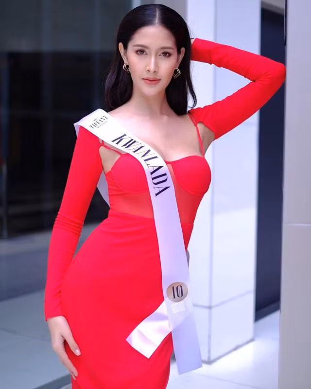Các bộ đồ ôm sát tôn lên vóc dáng đồng hồ cát của mỹ nhân 9X.