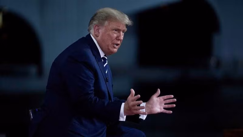 Tra loi chat van cu tri, ong Trump lien tuc bi don the bi