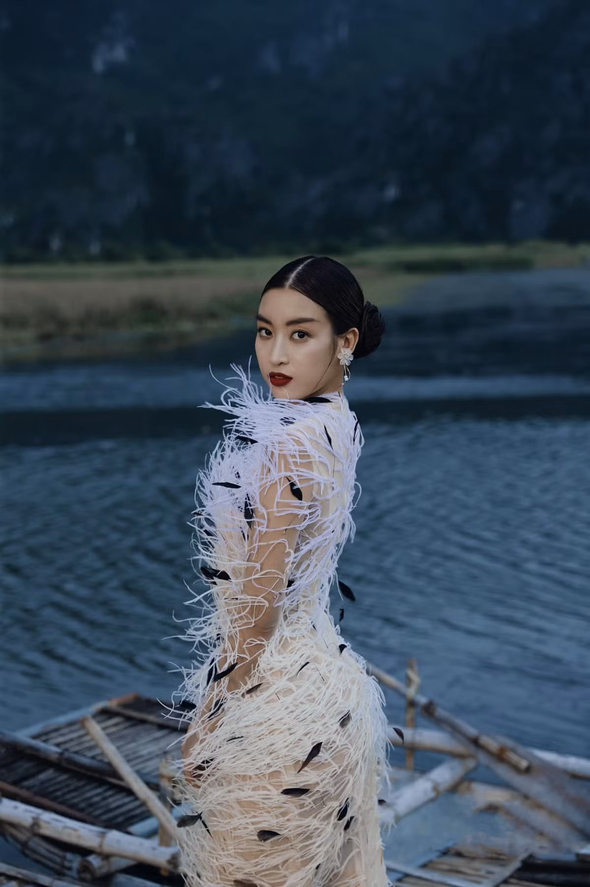 Mỹ Linh tựa như nàng tiên nữ xuất hiện giữa thiên nhiên hoang dã.