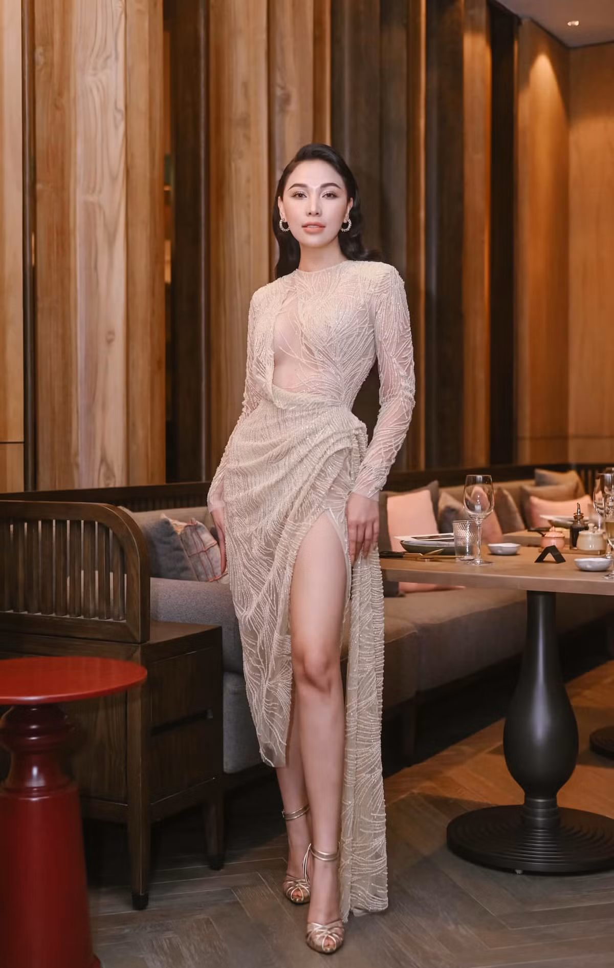 Trong những trang phục cắt xẻ táo bạo, Quỳnh Thư khiến nhiều người ngỡ ngàng với đường cong gợi cảm, cùng vẻ ngoài cực sexy khi bước vào độ tuổi 31.
