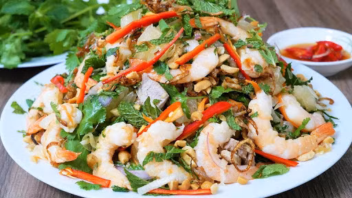 Gỏi bồn bồn thường được trộn với tôm sú và ít thịt luộc, thường là những lát thịt ba rọi mềm và béo. Gỏi bồn bồn thường được dọn lên cùng với bánh phồng tôm làm món khai vị trong những bữa tiệc tại gia thân mật hoặc trong các tiệc cưới.