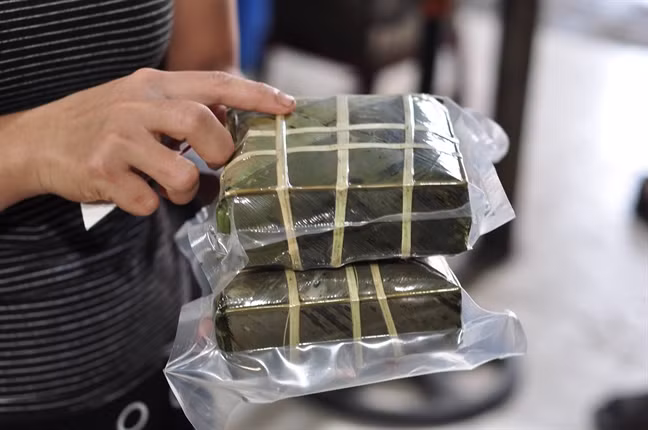 Cách bảo quản bánh chưng tránh ôi thiu khi chuyển tới vùng lũ miền Trung - Hình 2 Cach bao quan banh chung tranh oi thiu khi chuyen toi vung lu mien Trung-Hinh-2