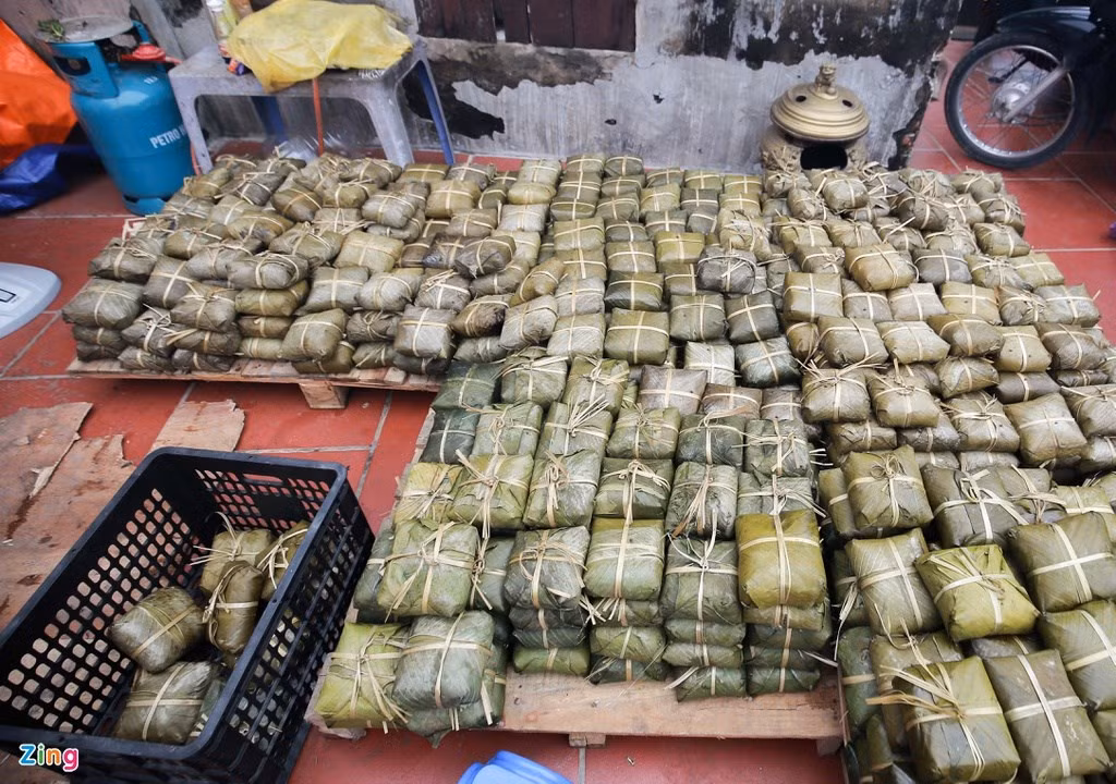 Cách bảo quản bánh chưng tránh ôi thiu khi chuyển tới vùng lũ miền Trung Cach bao quan banh chung tranh oi thiu khi chuyen toi vung lu mien Trung