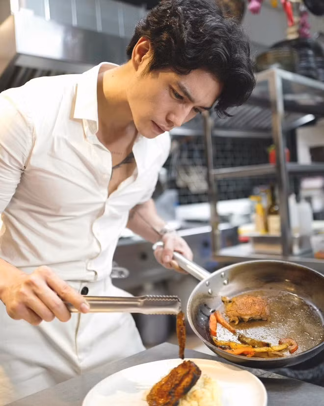 Huy Trần còn khiến các cô gái trẻ mê mệt bởi tài lẻ nấu ăn ngon cùng vóc dáng chuẩn đẹp không thua kém các nam người mẫu nổi tiếng. 