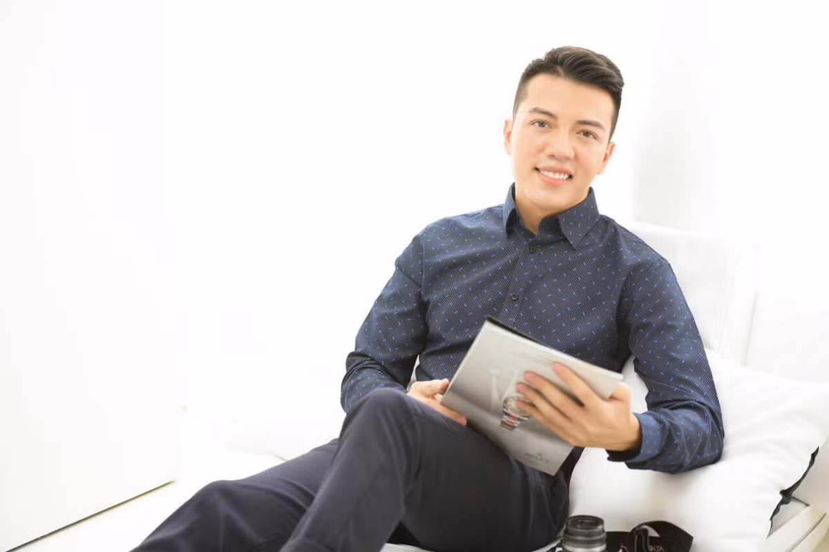 Ngoài các bộ suit lịch lãm, bác sĩ 8X còn thường xuyên phối áo sơ mi cùng quần âu bảnh bao.