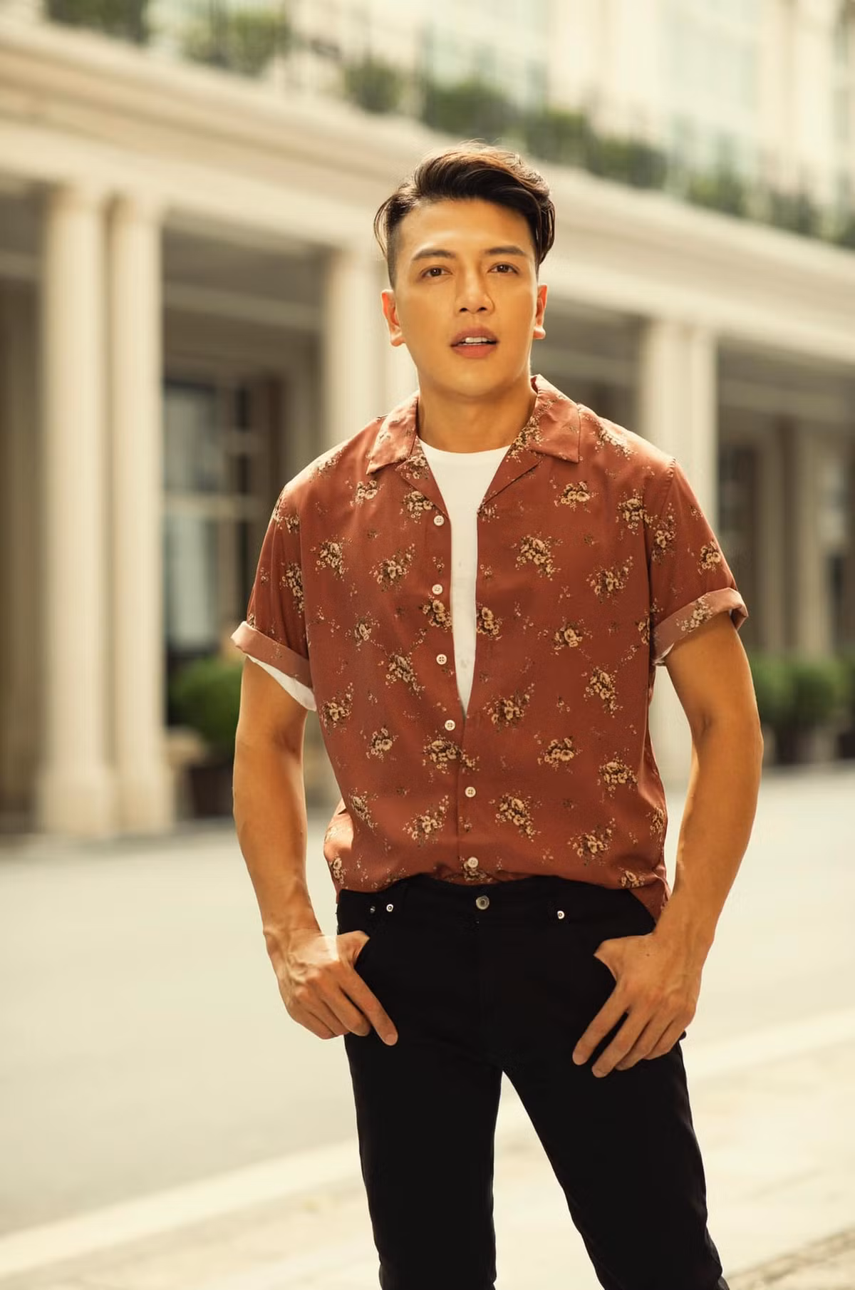 Nam bác sĩ trẻ thường ngày mặc đồ đơn giản nhưng thời thượng, nam tính.