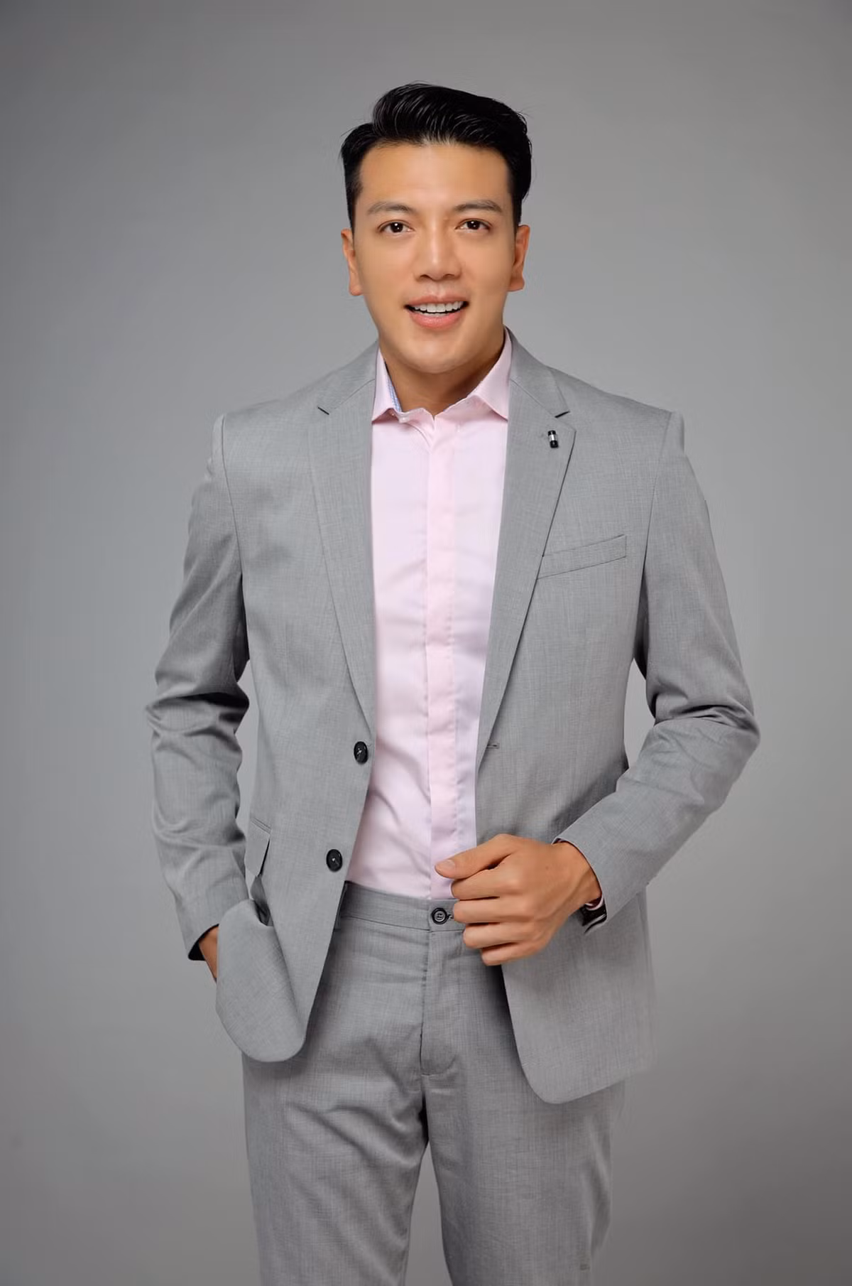 Chàng trai sinh năm 1984 thường diện suit lịch lãm vào dịp quan trọng.