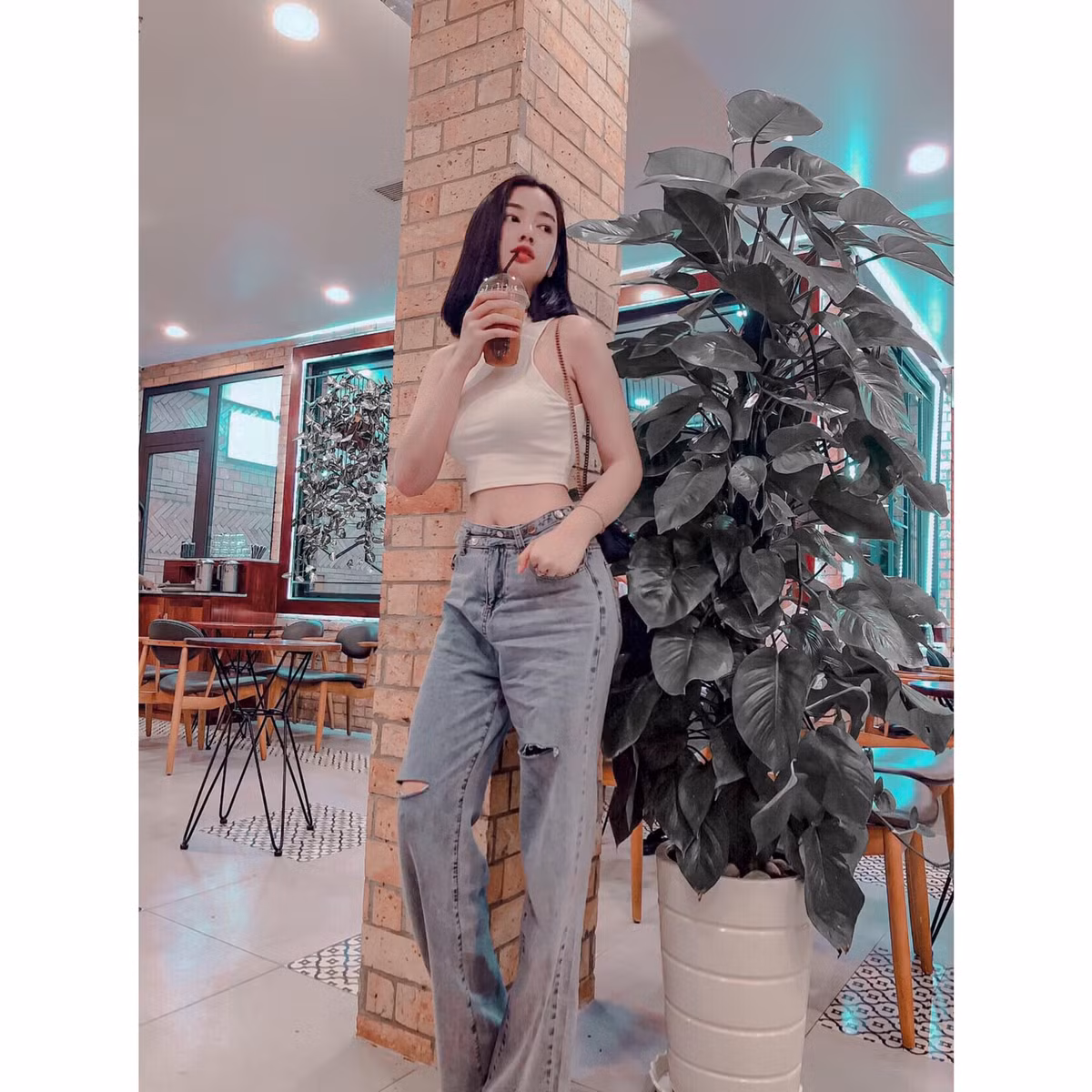 Cô nàng cũng tự tin khoe eo thon với áo croptop và quần jeans cạp cao.