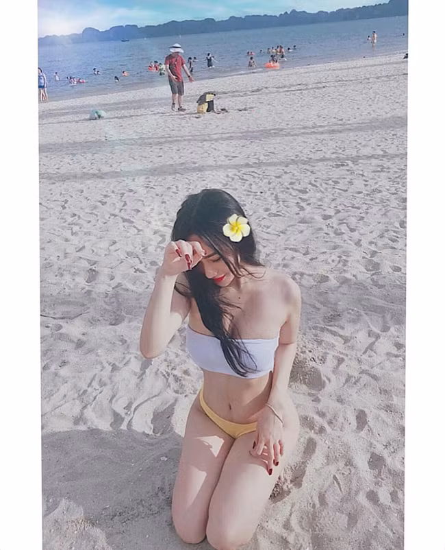 Dạ Thảo của hiện tại khác hoàn toàn. Cô xinh đẹp và gợi cảm hơn bội phần. Nhìn Dạ Thảo của hiện tại, khó có thể tin cô nàng từng có ngoại hình kém xinh đến mức bị chê bai, miệt thị.