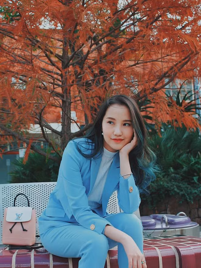 Primmy Trương trông thanh lịch như những quý cô công sở khi diện bộ vest màu xanh bắt mắt.