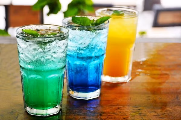 Nước ngọt có ga: Những người uống trên 1 lít nước ngọt có ga/ngày có nồng độ tinh trùng thấp hơn người không uống. Vì nước ngọt có gas có nhiều đường. Đường làm rối loạn chuyển hóa khiến cho việc sinh tinh trùng trở nên yếu kém.
