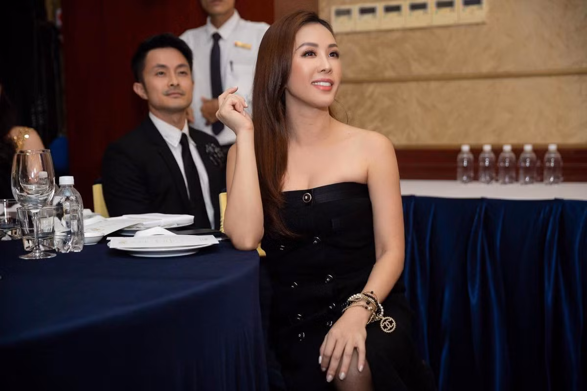 Đầm cúp ngực khoe vai gầy quyến rũ cũng được hoa hậu doanh nhân diện đi sự kiện.