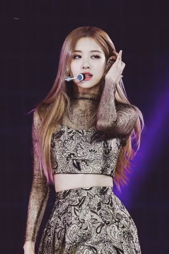 Điểm đặc biệt trong gu thời trang của giọng ca chính nhóm Black Pink chính là chất trẻ, sự cuốn hút mang đậm phong cách Hàn Quốc.