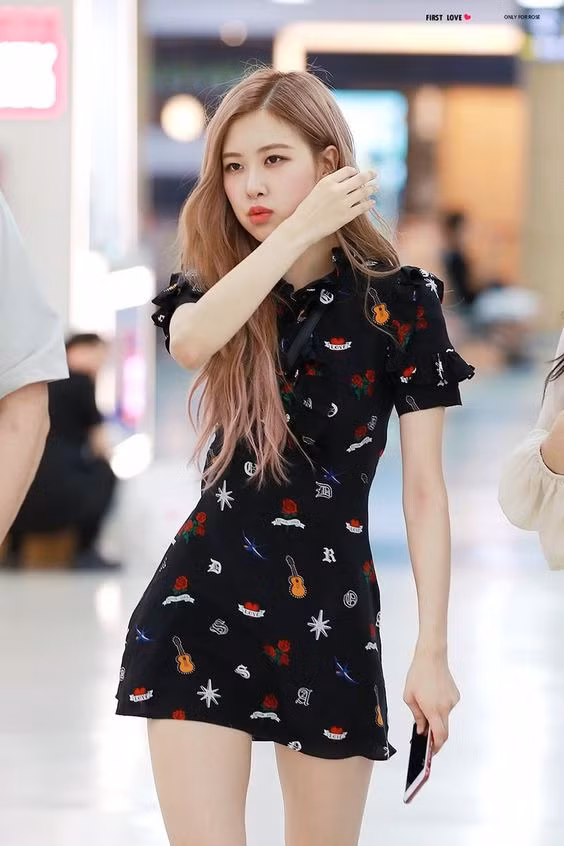 Với lợi thế hình thể siêu nhỏ nhắn, giọng ca Black Pink thường chọn trang phục ôm sát cơ thể, áo croptop hay váy ngắn để có thể tôn dáng triệt để. Ảnh: Internet.