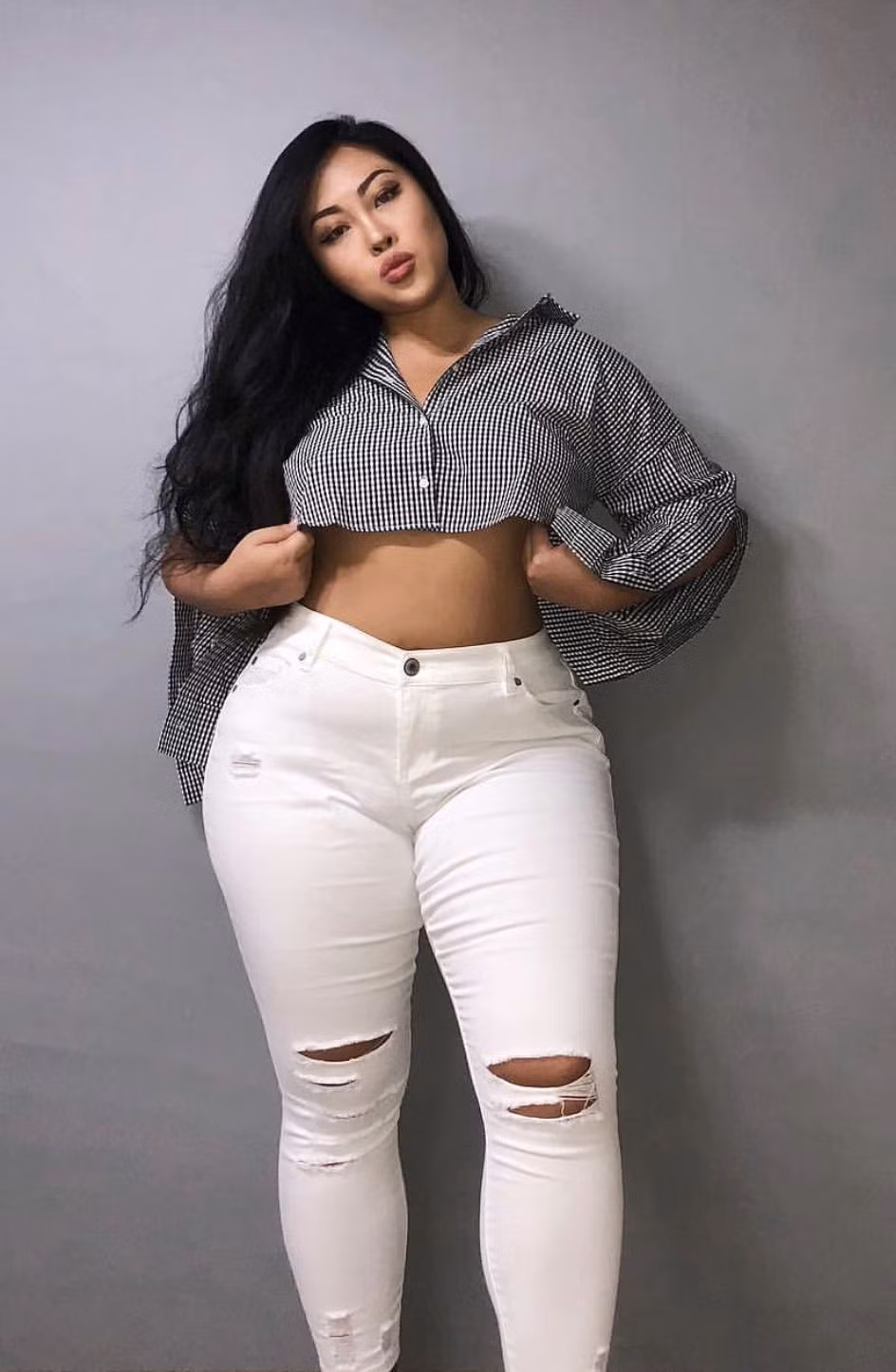 Jin Baek trông thực sự thời thượng khi phối áo sơ mi dáng croptop cùng quần jeans rách gối.